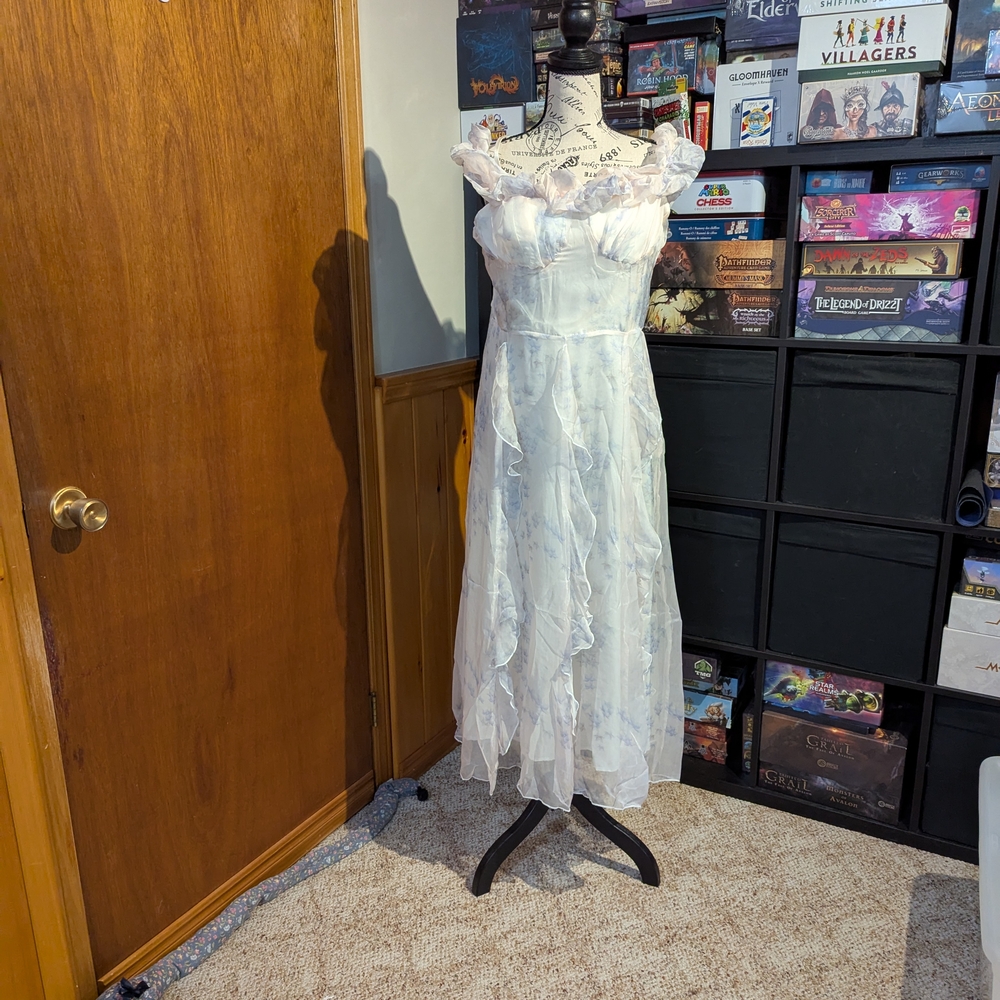 Size M Elegant Off-Shoulder Floral Maxi Dress with Ruffle Hem - Picture 5 of 16